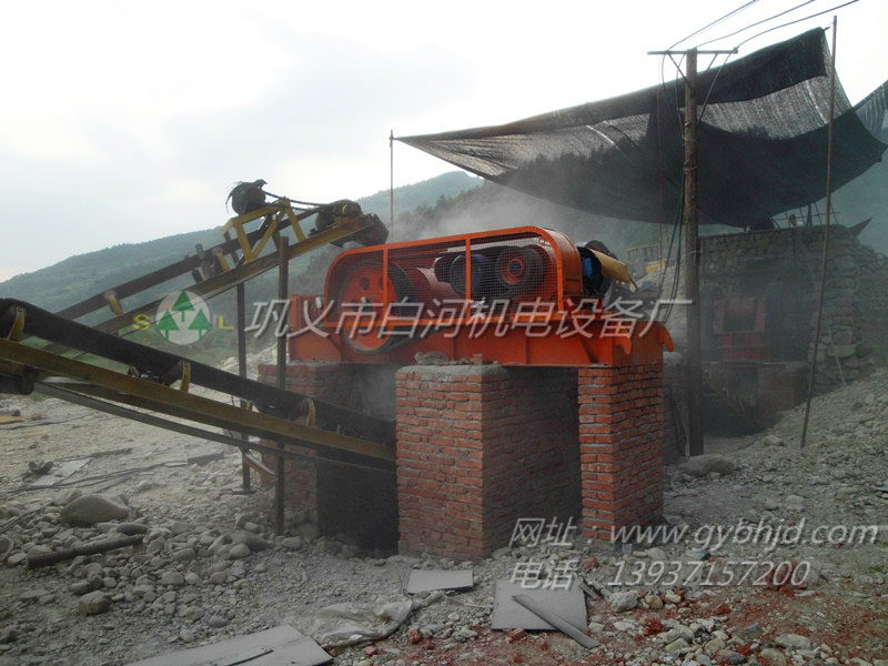 白河機(jī)電對(duì)輥制砂機(jī)湖北工作現(xiàn)場(chǎng)