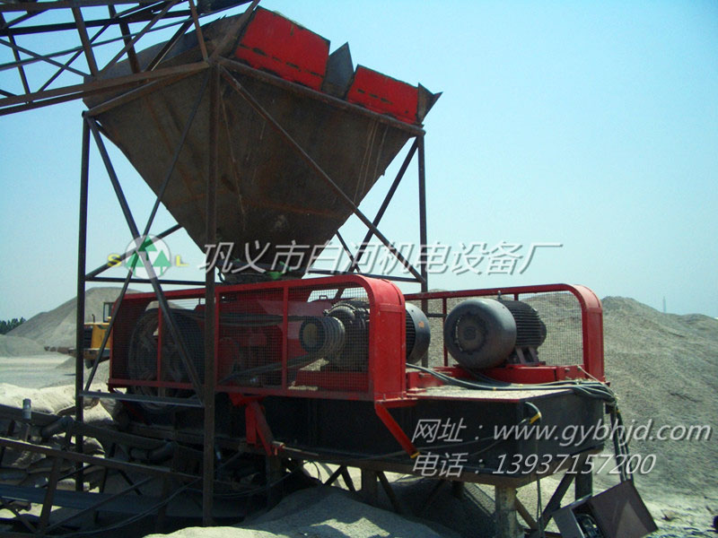 白河機(jī)電對(duì)輥制砂機(jī)河南工作現(xiàn)場(chǎng)